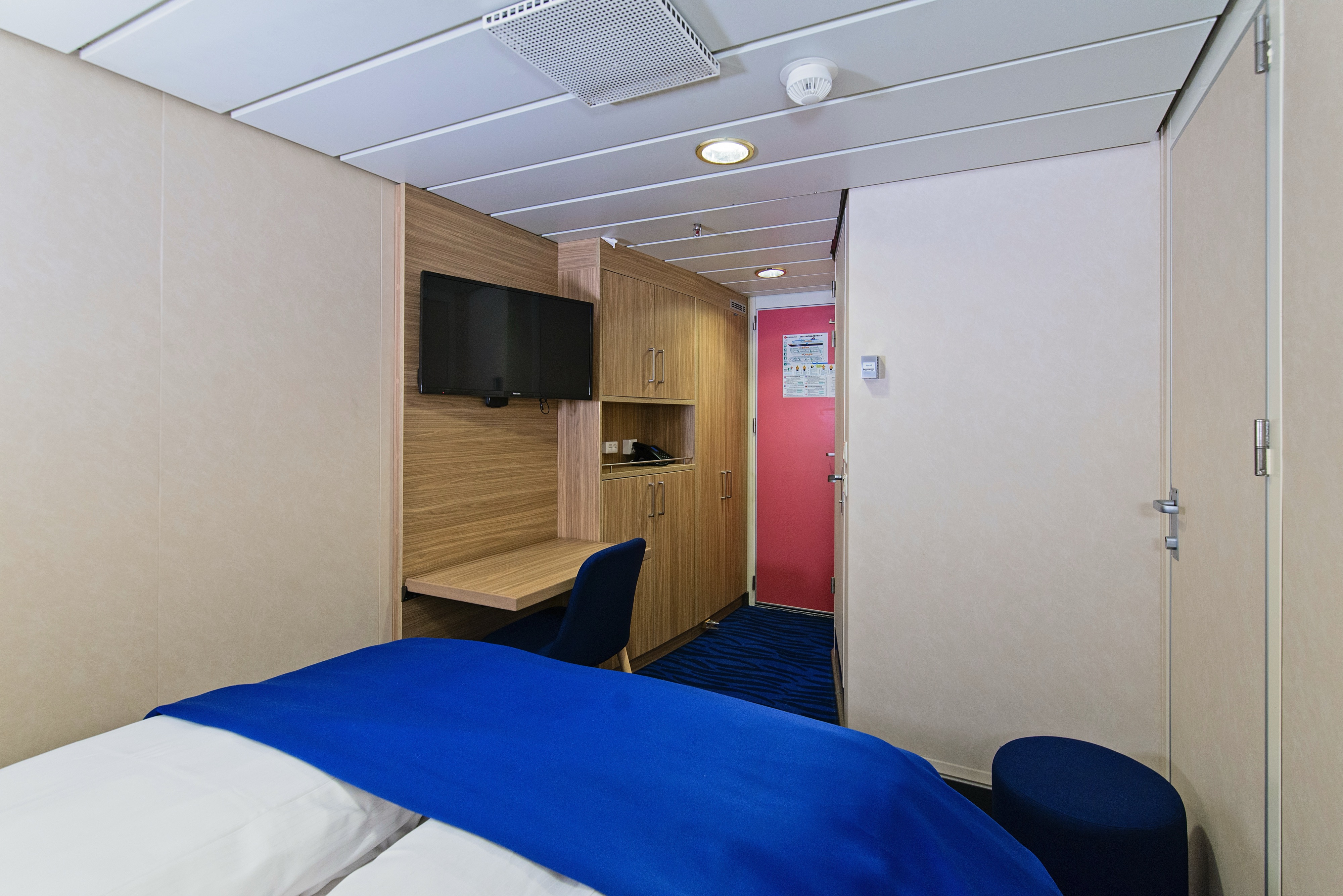 Polar Outside | Double on lower deck with window